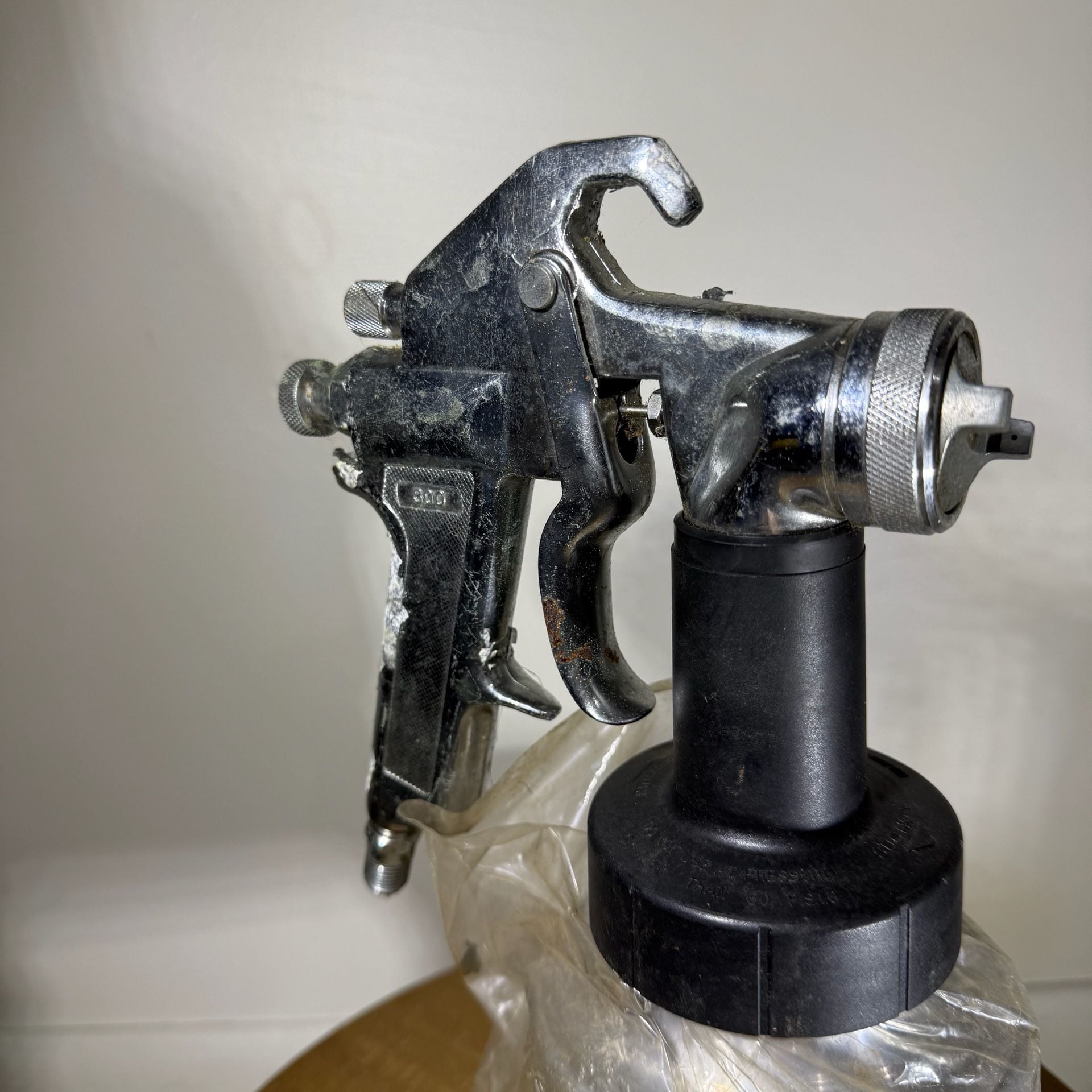 Campbell Hausfeld 300 Series Siphon Feed Pneumatic Spray Gun 2