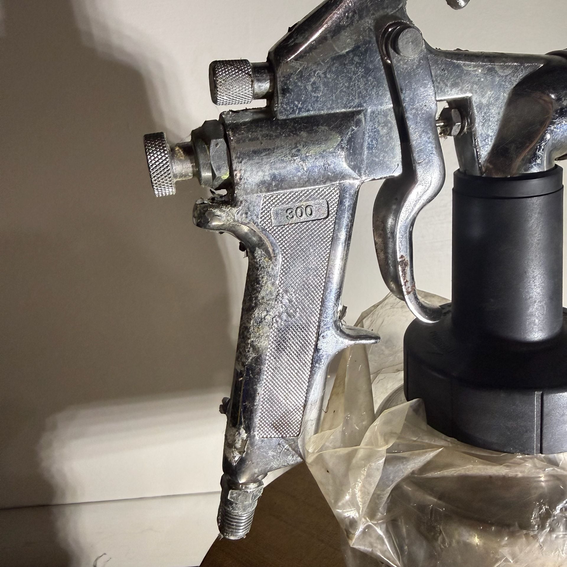 Campbell Hausfeld 300 Series Siphon Feed Pneumatic Spray Gun 3