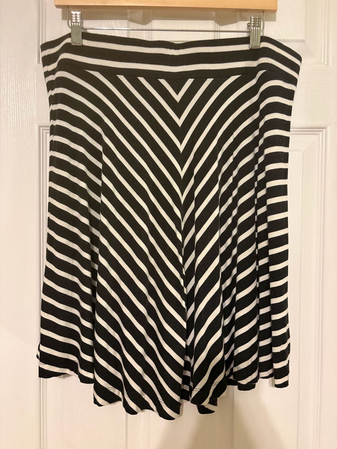 Preowned Ann Taylor LOFT Black & White Chevron Striped Flouncy Knit Skirt Large 2