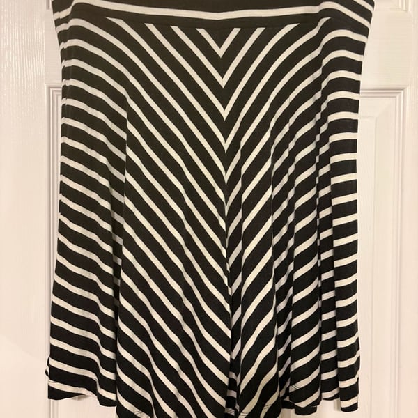 Preowned Ann Taylor LOFT Black & White Chevron Striped Flouncy Knit Skirt Large
