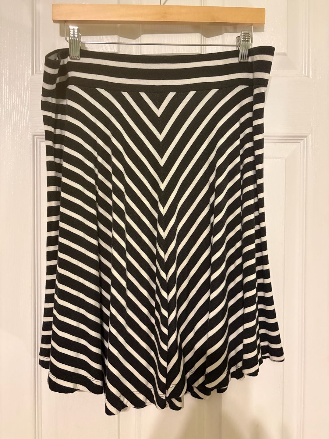 Preowned Ann Taylor LOFT Black & White Chevron Striped Flouncy Knit Skirt Large 3