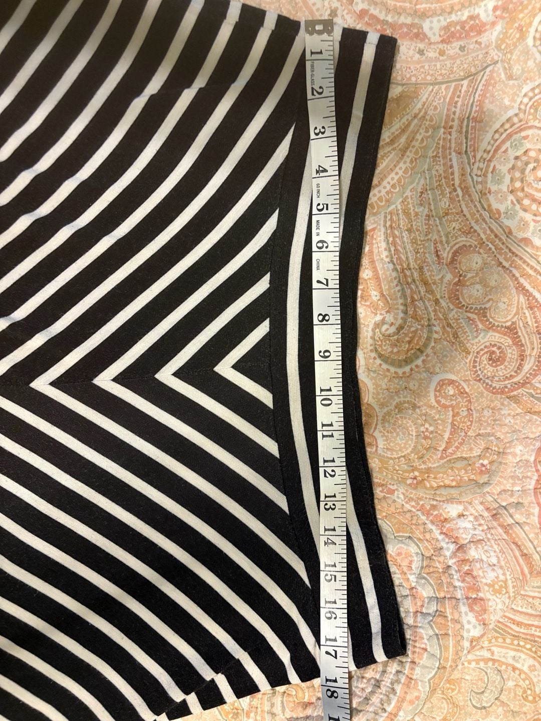 Preowned Ann Taylor LOFT Black & White Chevron Striped Flouncy Knit Skirt Large 6