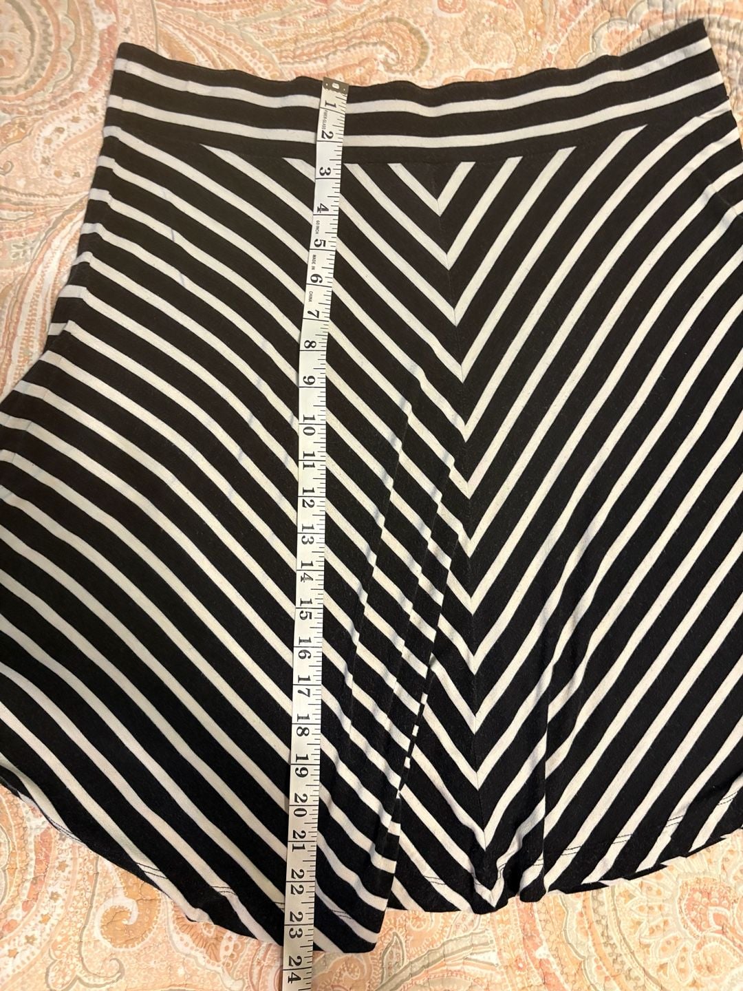 Preowned Ann Taylor LOFT Black & White Chevron Striped Flouncy Knit Skirt Large 7