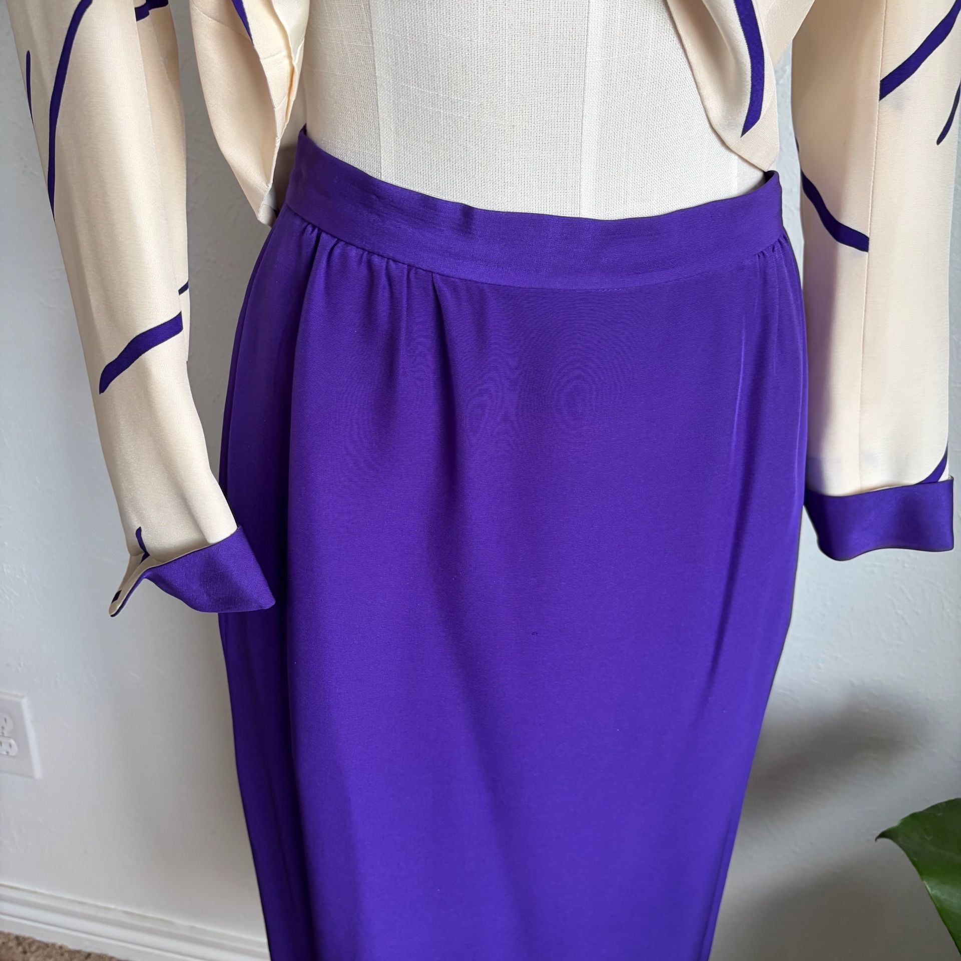 Rare Vintage David Hayes 100% Silk Blazer and Skirt Suit S 3
