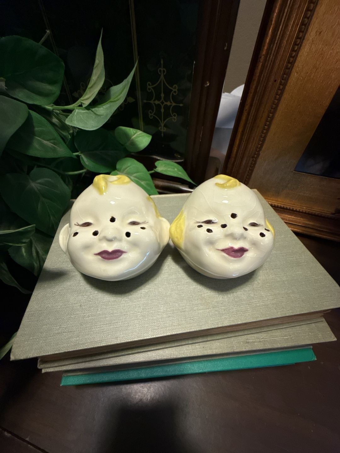 Vintage Nut Tree Vacaville California Baby Face Salt & Pepper Shakers – Mid-Century Souvenir – Original Nut Tree Labels 1