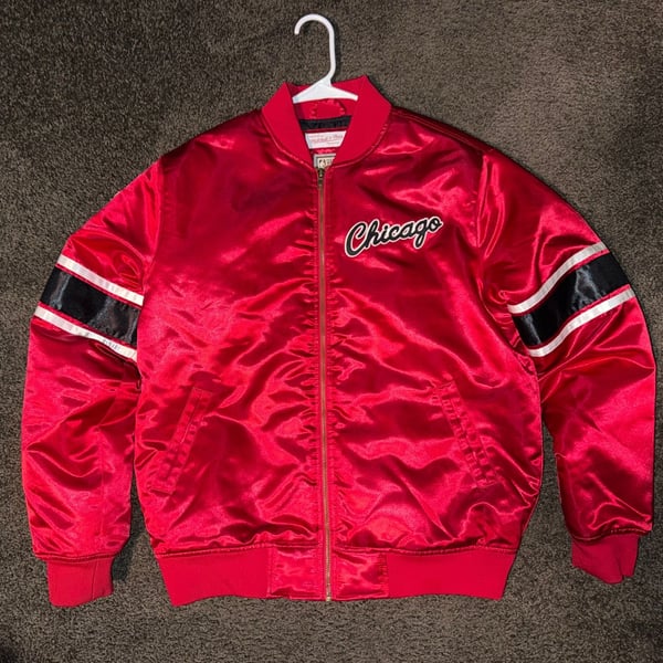 Mitchell & Ness Chicago Bulls Heavyweight Satin Jacket (Red), men’s Size M