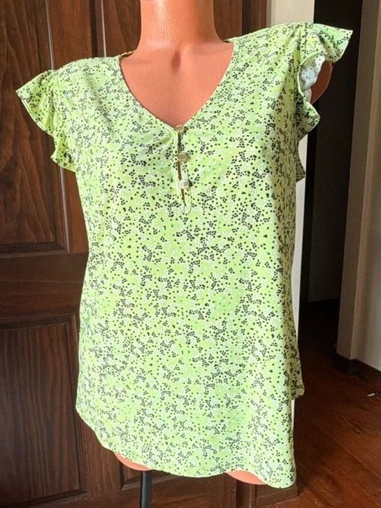 Anne Klein Women's Light Green Printed Flutter Sleeve Blouse with Gold Buttons 2