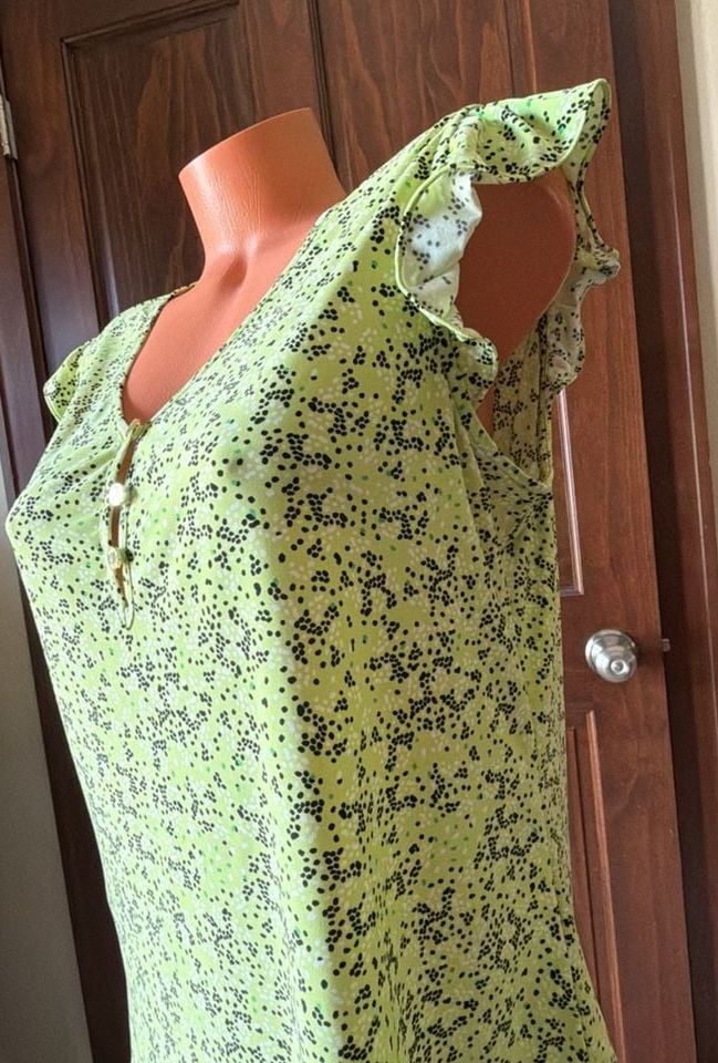 Anne Klein Women's Light Green Printed Flutter Sleeve Blouse with Gold Buttons 8