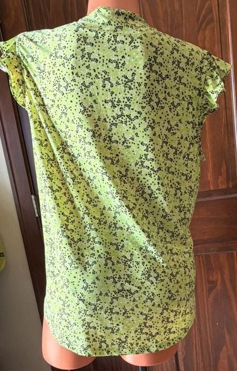 Anne Klein Women's Light Green Printed Flutter Sleeve Blouse with Gold Buttons 10