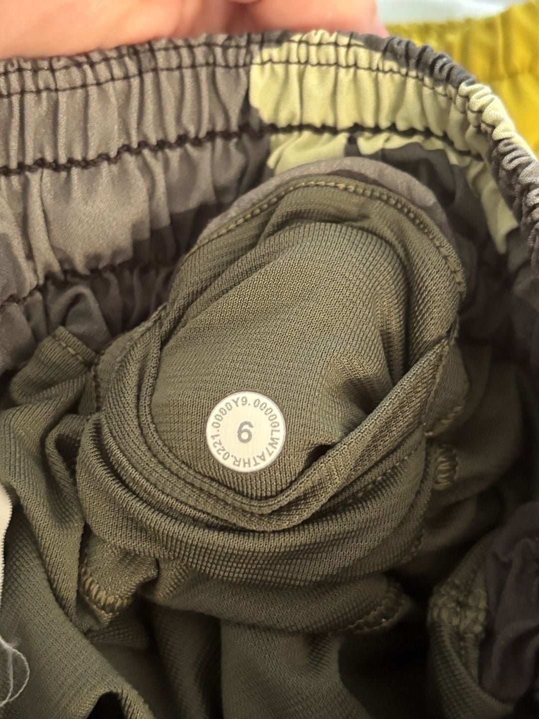 Lululemon Hotty Hot Low-Rise Short 2.5" Heritage 365 Camo  8