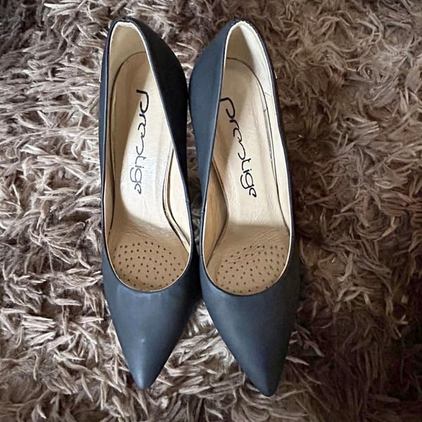 Prestige Women's Black Pointed-Toe Kitten Heel Pumps