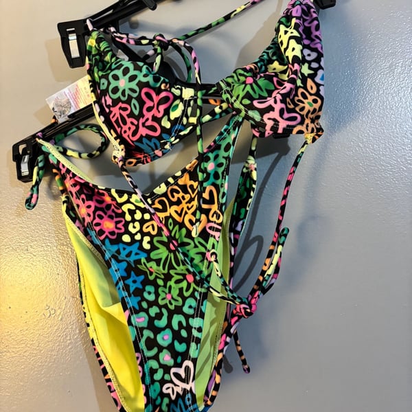 No Boundaries Multicolor Graffiti Print Bikini Set M