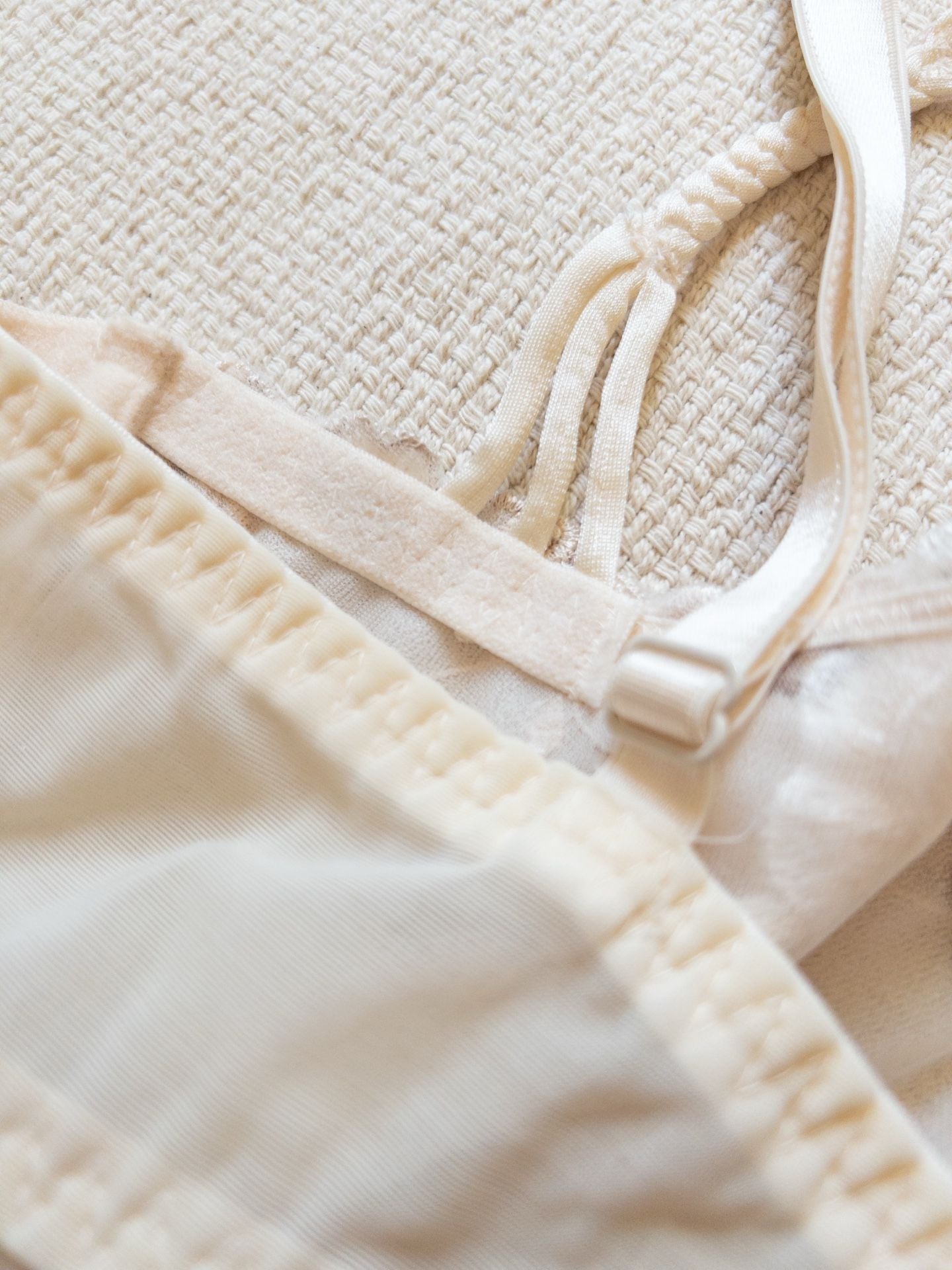 32C VTG 90s Felina Bridal Unlined Demi Bra in Coconut White Bow and Rosette Details on Woven Straps 6
