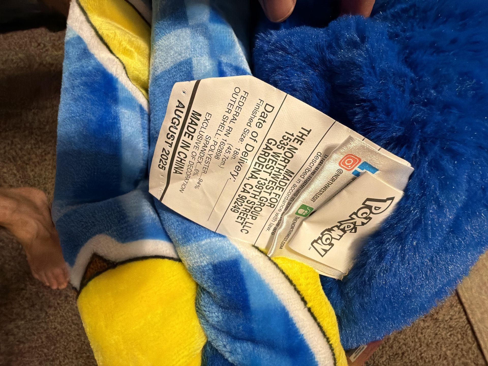 Pokémon Pikachu Faux Fur Cloud Pillow and Reversible Throw Blanket Set 7