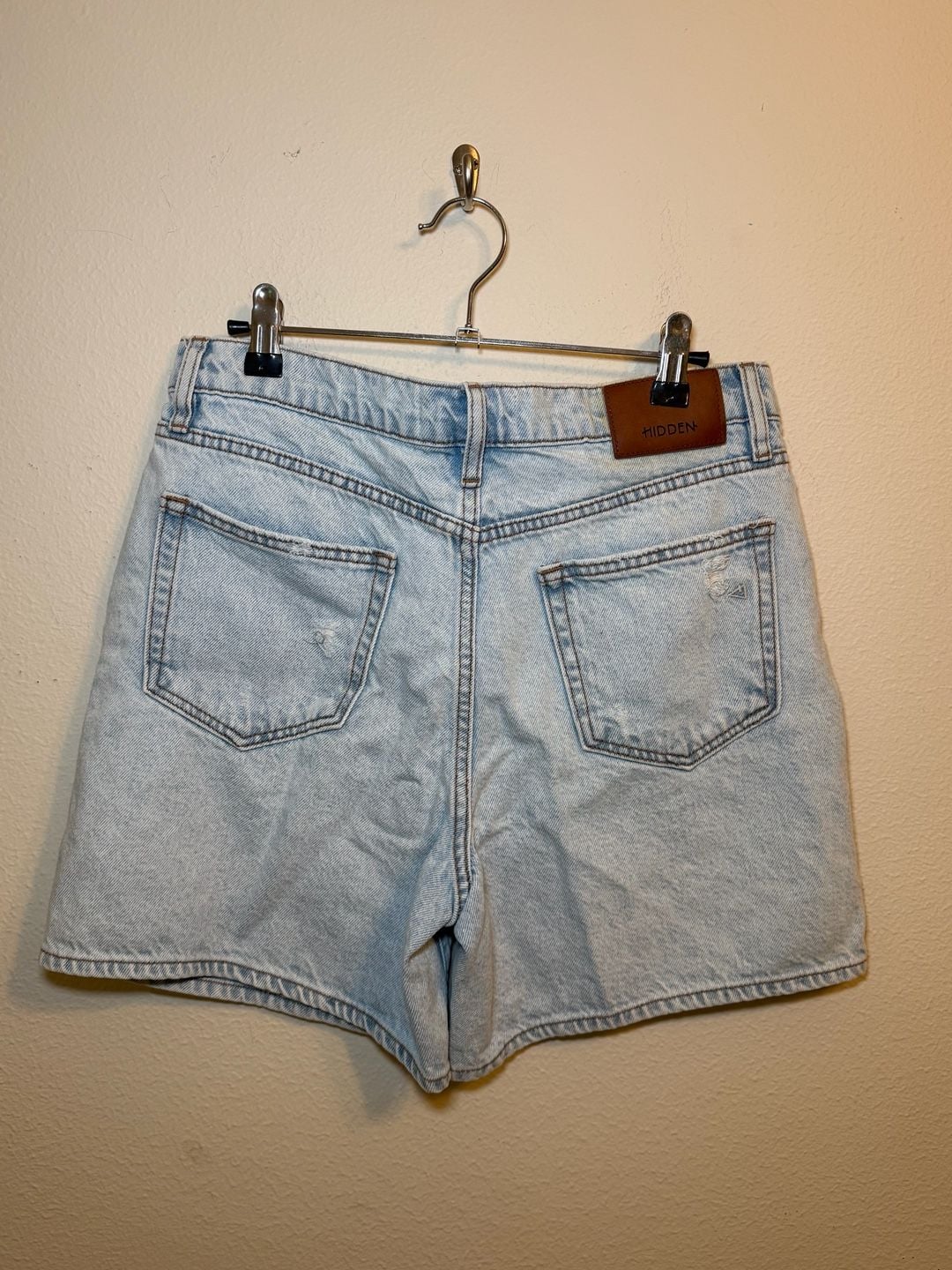 HIDDEN Los Angeles Women's Light Wash Distressed Denim Shorts 3