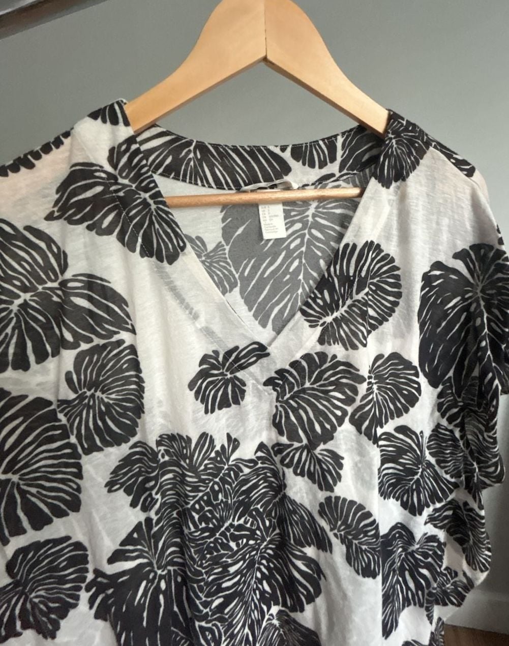 H&M Black and White Tropical Leaf Print V-Neck Kaftan Cover-Up 4