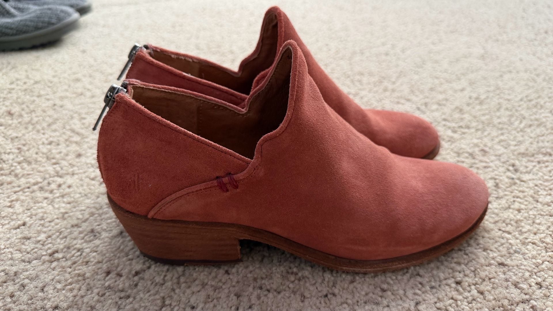 Frye Carson Shootie Suede Ankle Booties in Rosewood 6