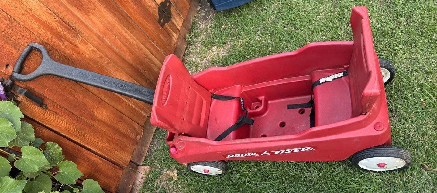 Radio Flyer Pathfinder Wagon with Folding Seats 4