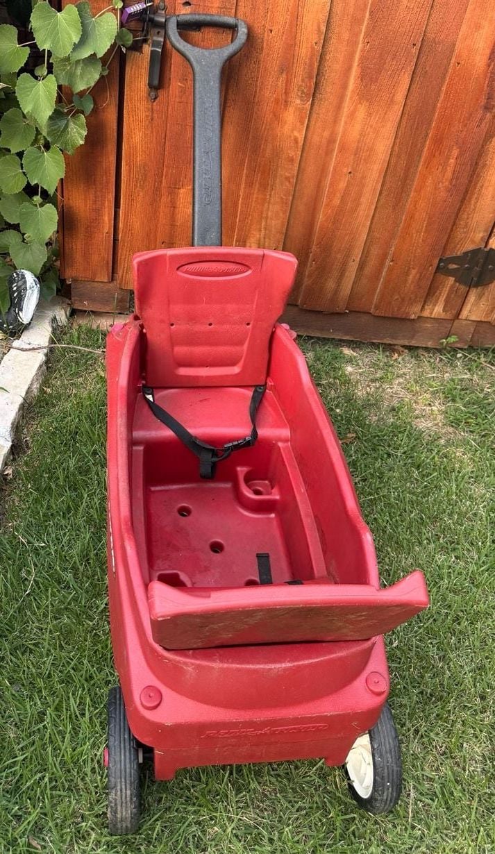 Radio Flyer Pathfinder Wagon with Folding Seats 5
