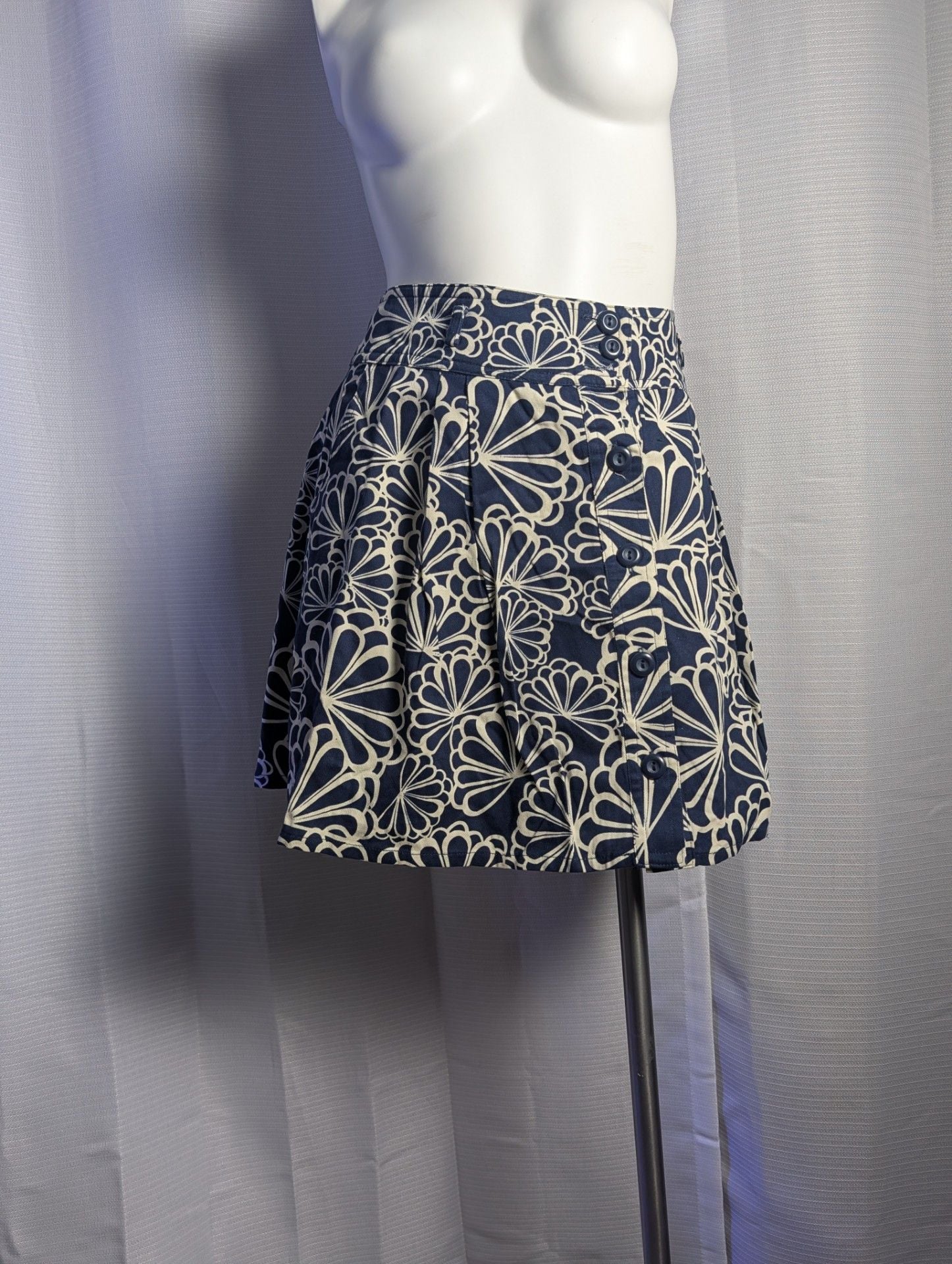 Boutique Forever 21 Navy and White Floral Print A-Line Button Front Mini Skirt 1