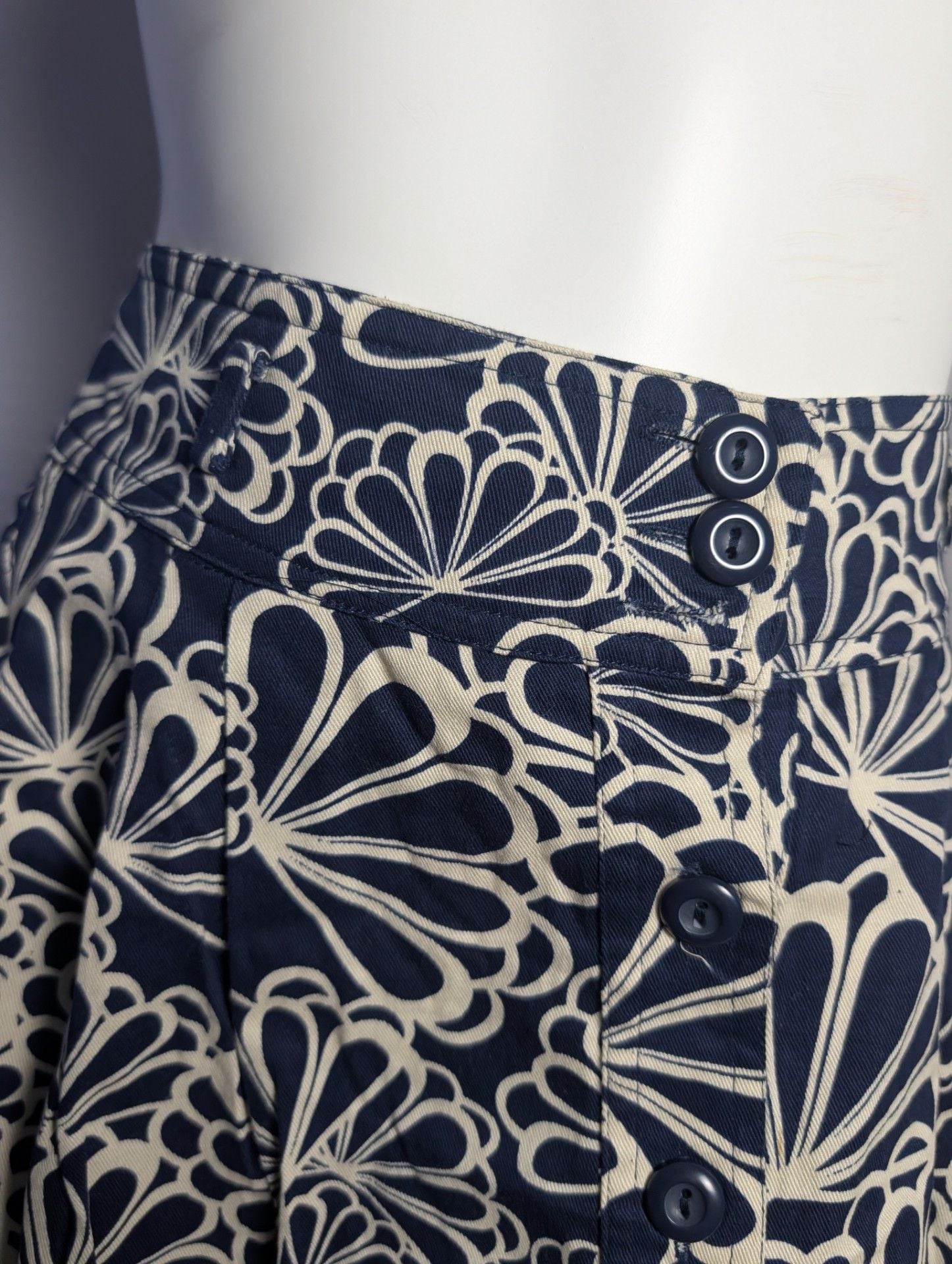 Boutique Forever 21 Navy and White Floral Print A-Line Button Front Mini Skirt 3