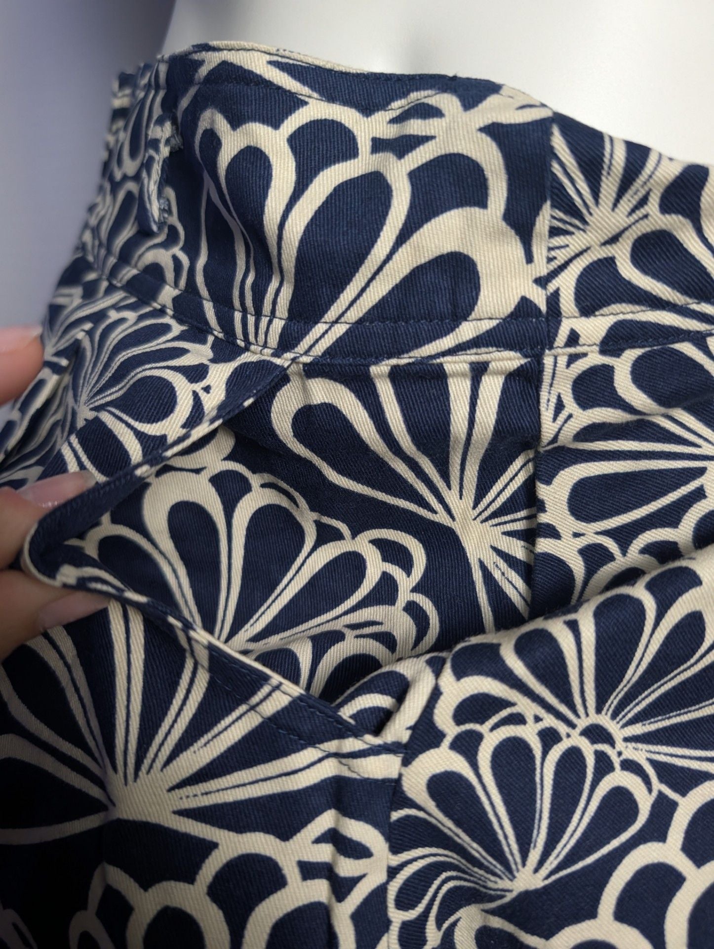 Boutique Forever 21 Navy and White Floral Print A-Line Button Front Mini Skirt 4