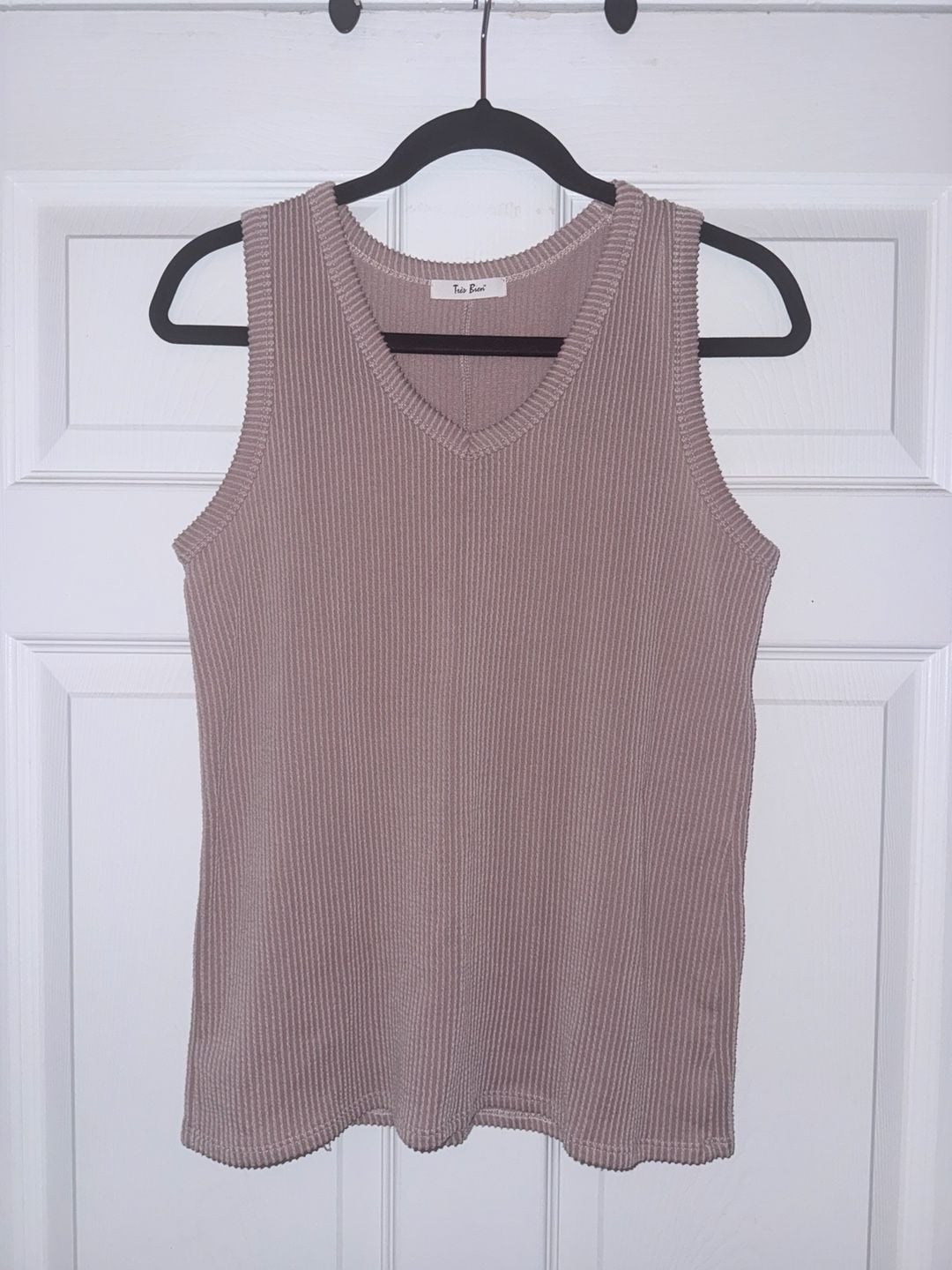 Très Bien Ribbed V-Neck Tank Top in Dusty Pink 1