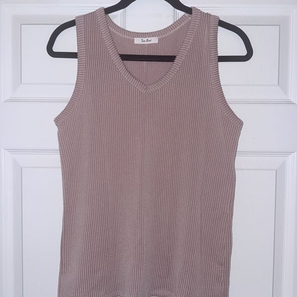 Très Bien Ribbed V-Neck Tank Top in Dusty Pink