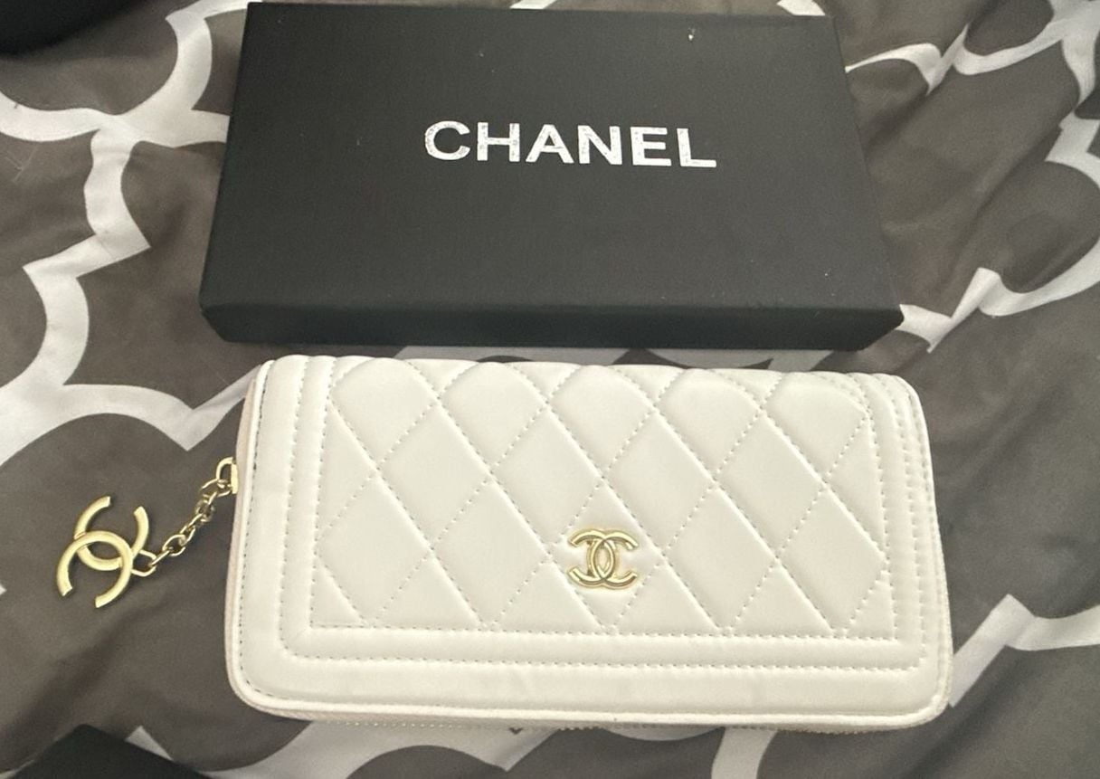 Chanel Quilted Zip-Around Long Wallet in White Leather with Gold Hardware 2