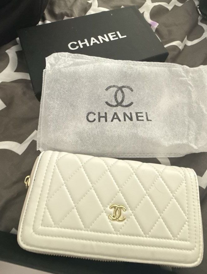 Chanel Quilted Zip-Around Long Wallet in White Leather with Gold Hardware 3