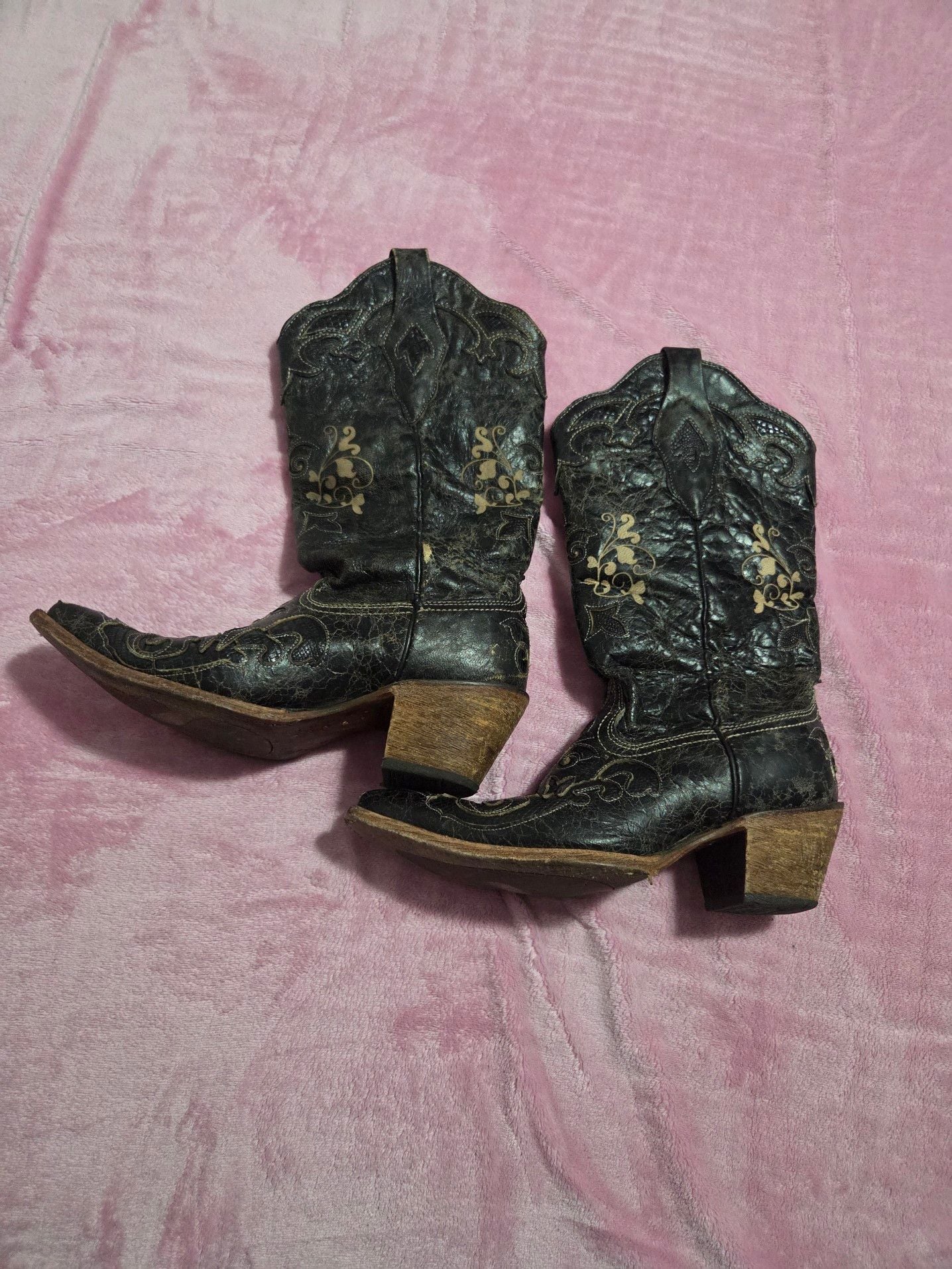 Corral Women's Vintage Distressed Black Leather Snip-Toe Cowboy Boots with Lizard Inlay Embroidery 2
