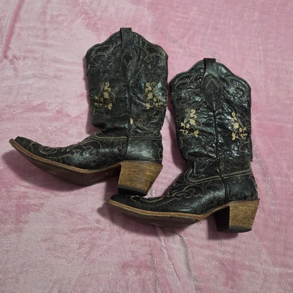 Corral Women's Vintage Distressed Black Leather Snip-Toe Cowboy Boots with Lizard Inlay Embroidery