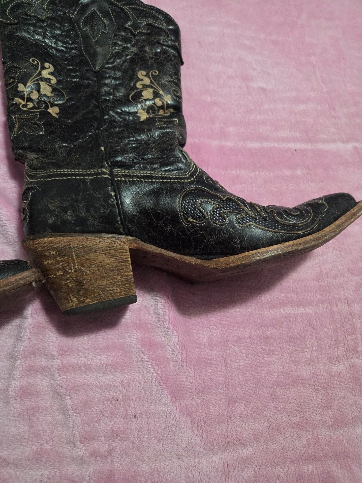 Corral Women's Vintage Distressed Black Leather Snip-Toe Cowboy Boots with Lizard Inlay Embroidery 6