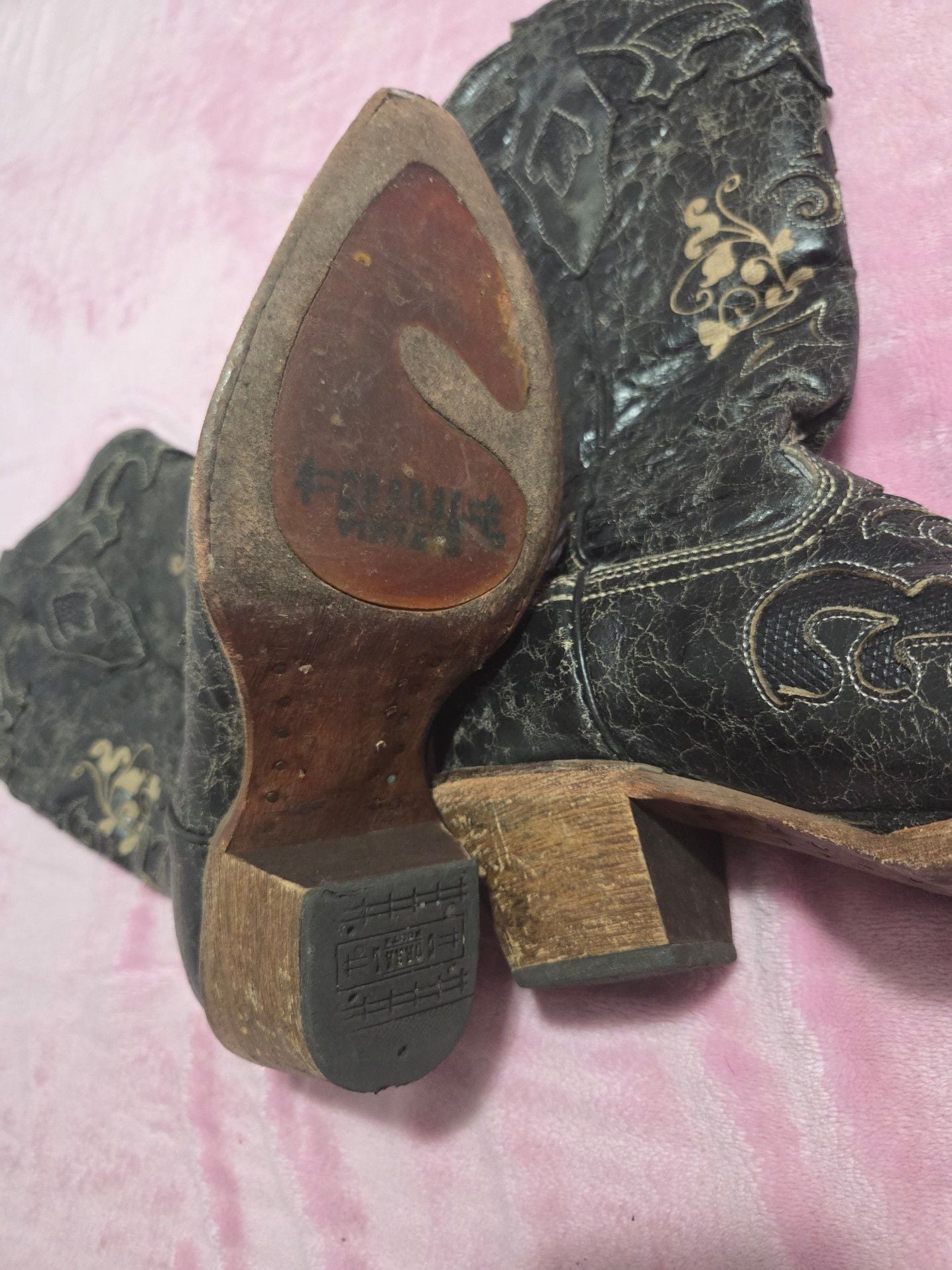 Corral Women's Vintage Distressed Black Leather Snip-Toe Cowboy Boots with Lizard Inlay Embroidery 7