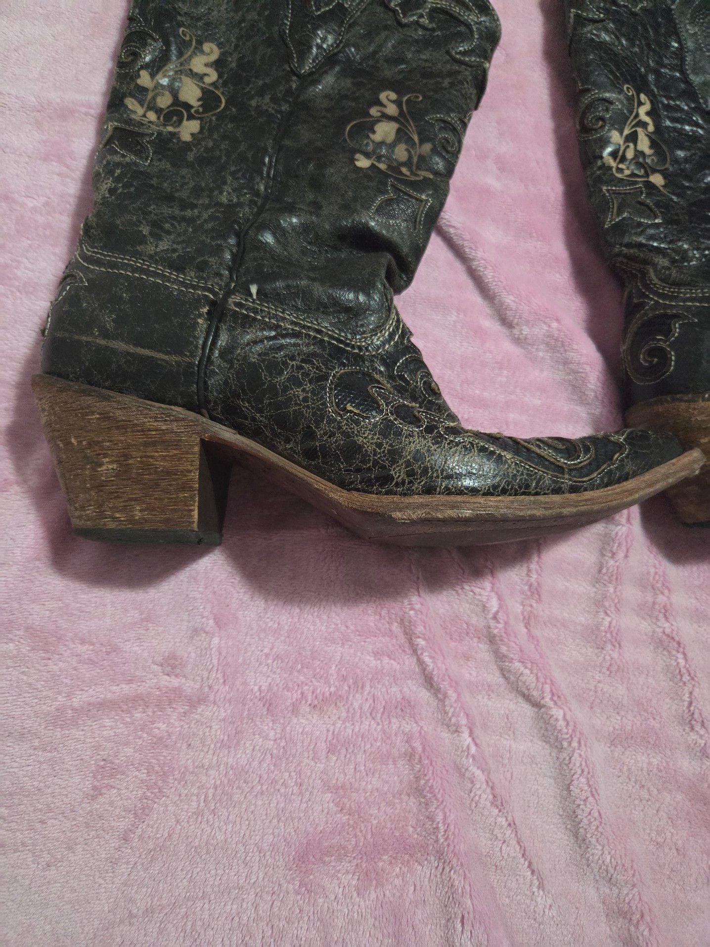 Corral Women's Vintage Distressed Black Leather Snip-Toe Cowboy Boots with Lizard Inlay Embroidery 8