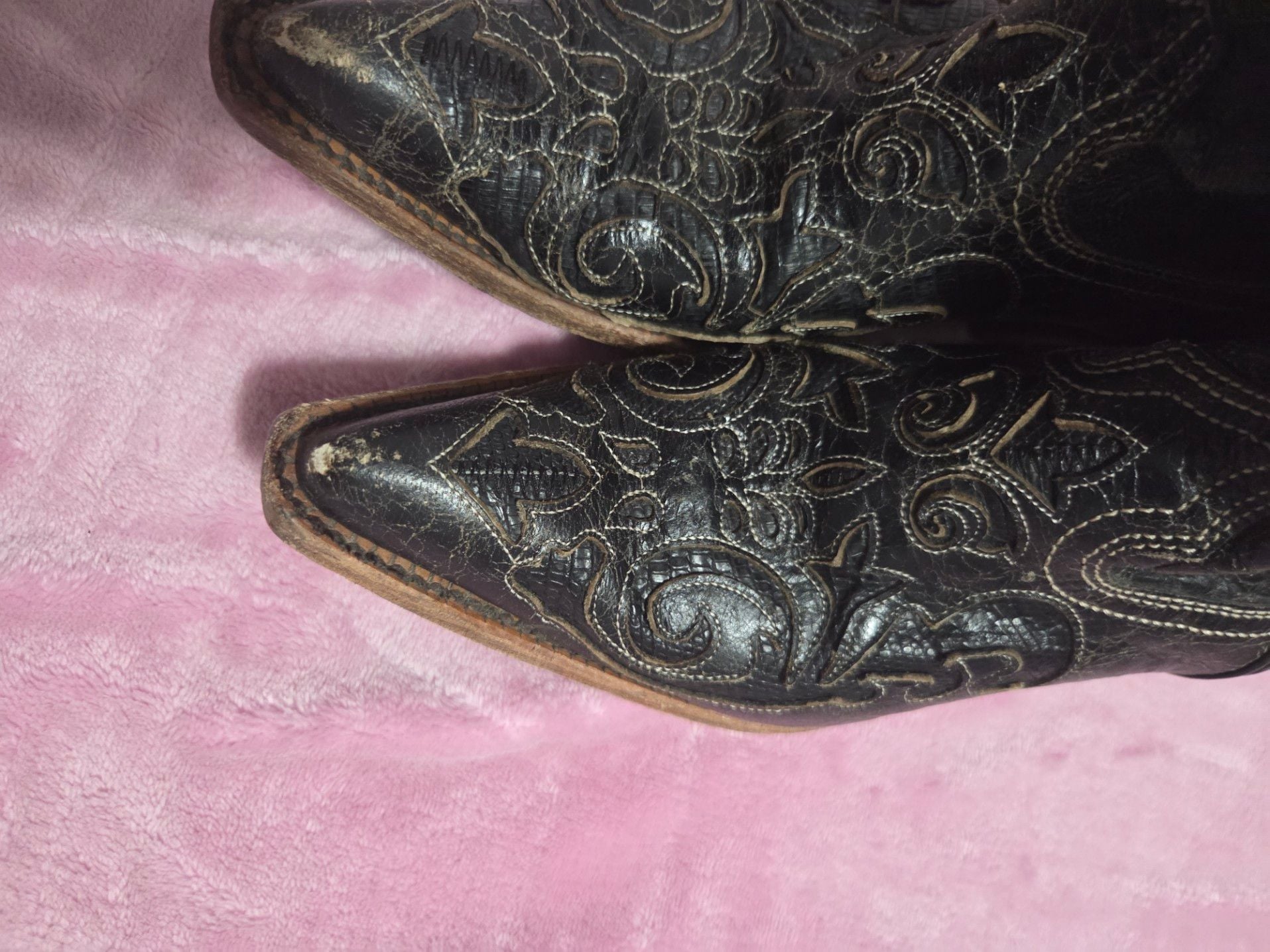 Corral Women's Vintage Distressed Black Leather Snip-Toe Cowboy Boots with Lizard Inlay Embroidery 18