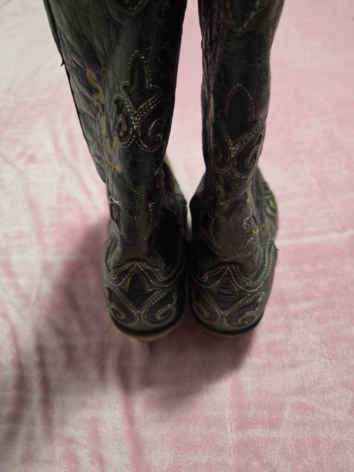 Corral Women's Vintage Distressed Black Leather Snip-Toe Cowboy Boots with Lizard Inlay Embroidery 19