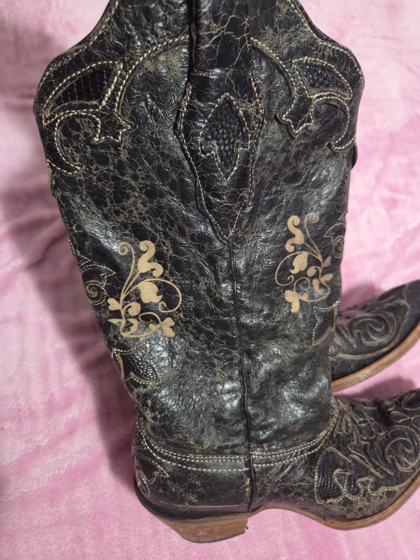 Corral Women's Vintage Distressed Black Leather Snip-Toe Cowboy Boots with Lizard Inlay Embroidery 21