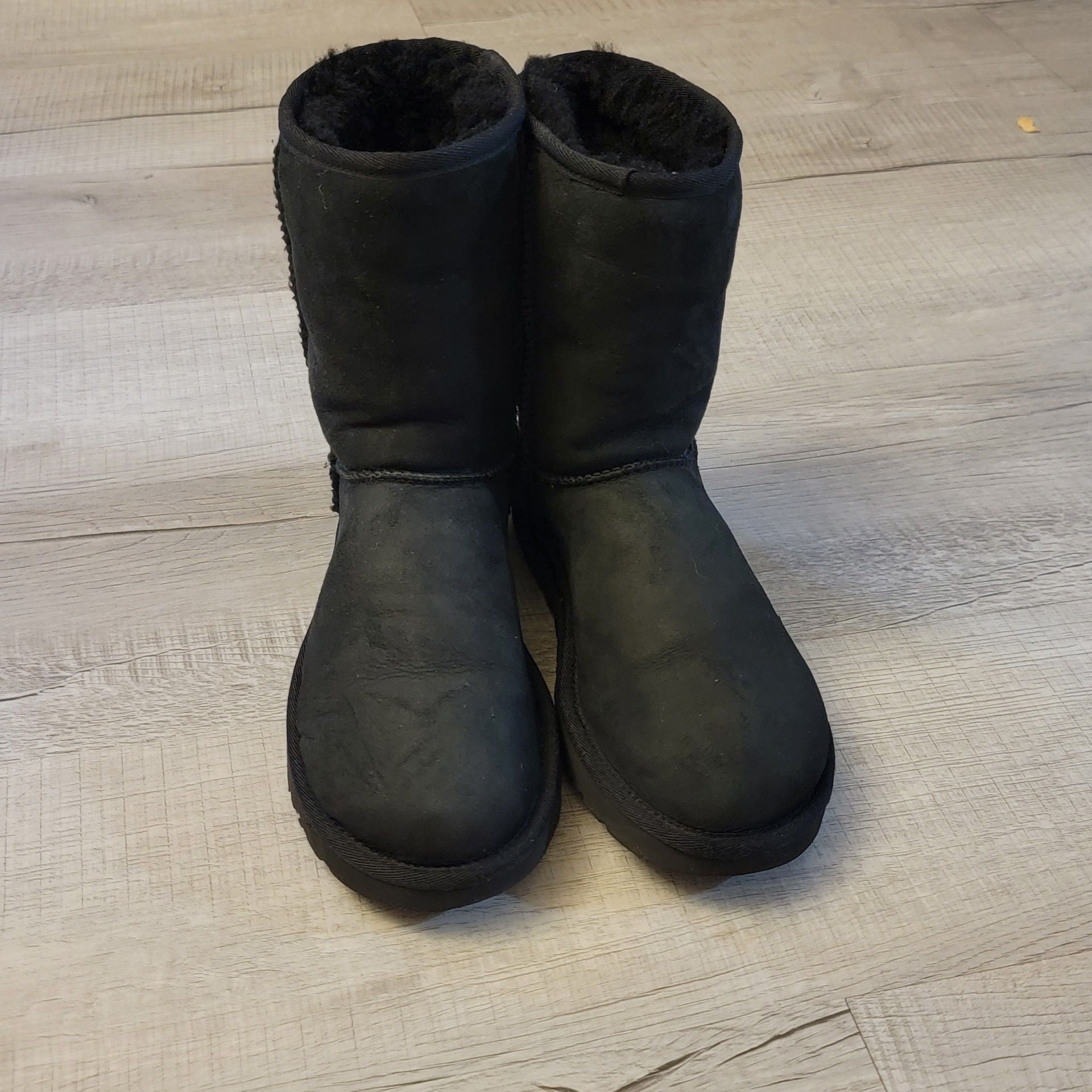 UGG Women's Classic Short Leather Boots Black 2