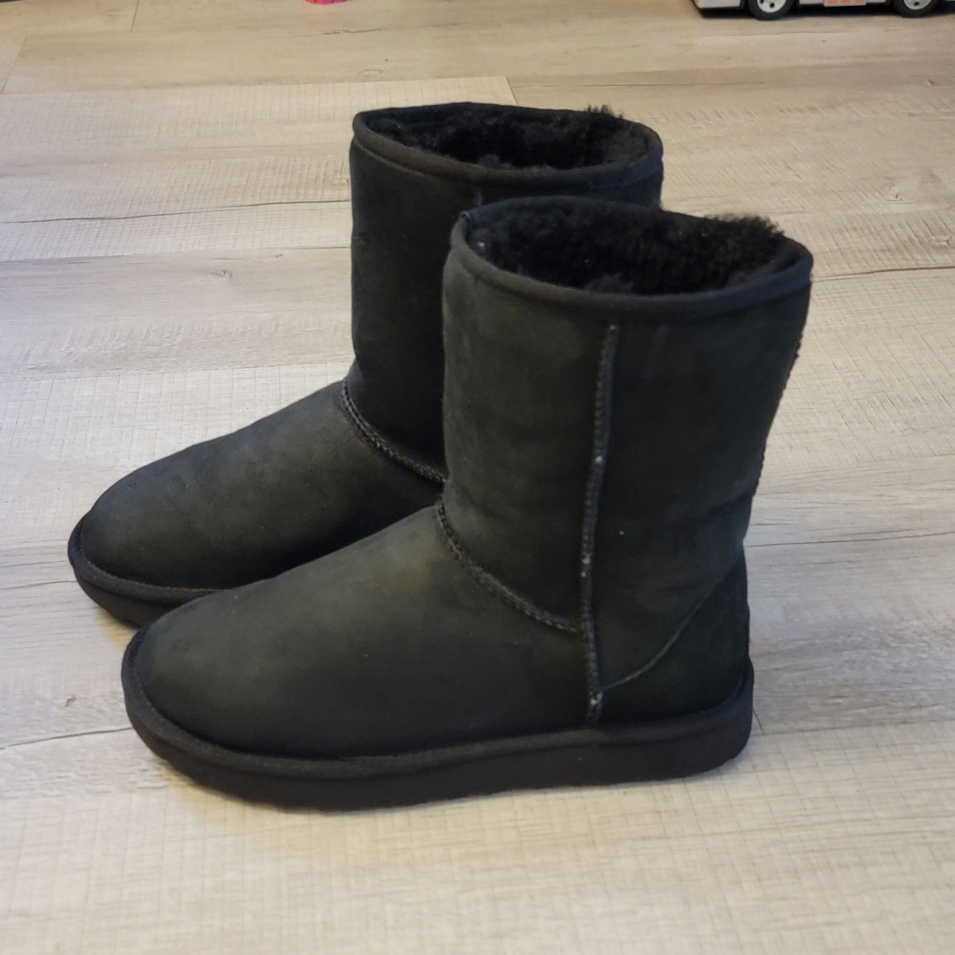 UGG Women's Classic Short Leather Boots Black 3