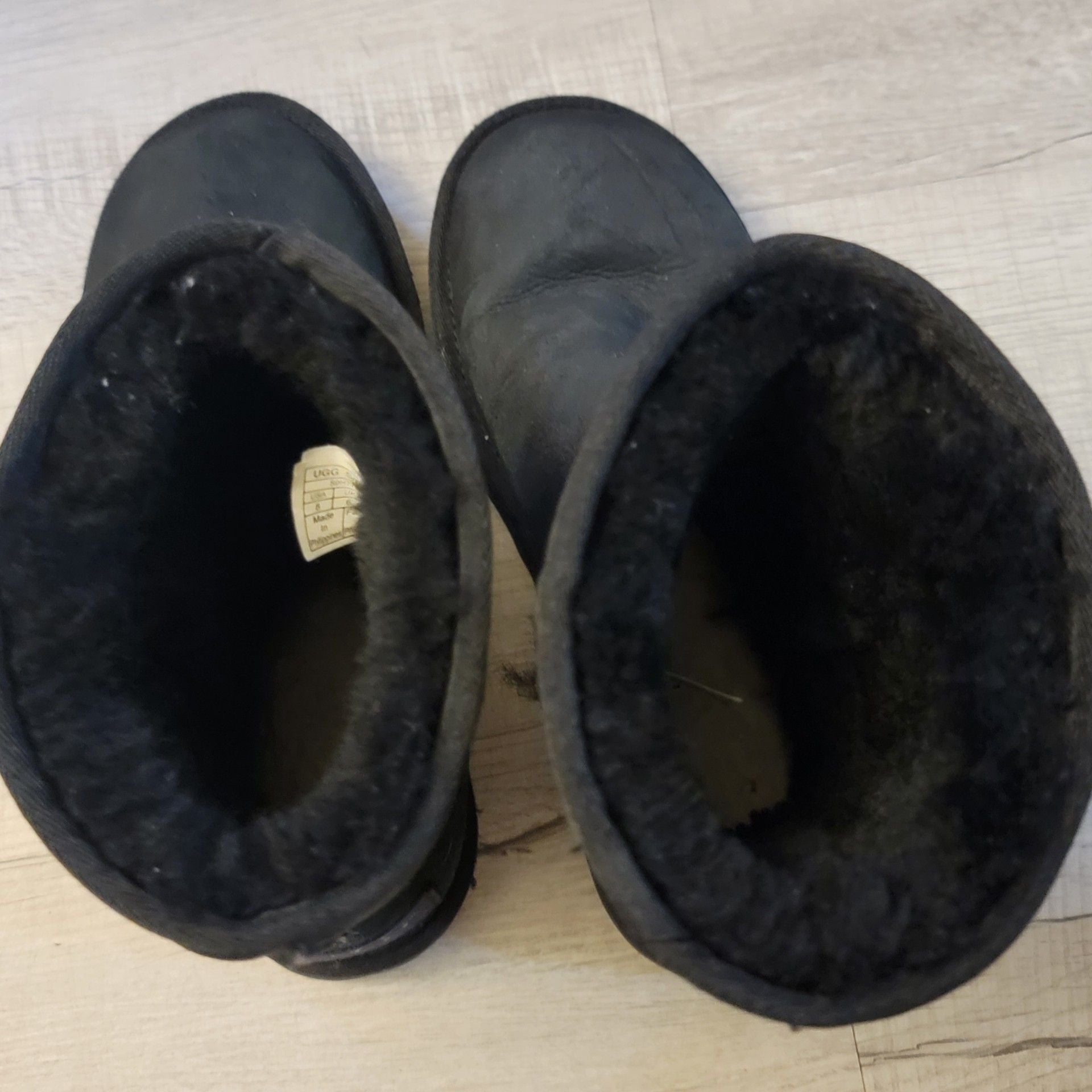 UGG Women's Classic Short Leather Boots Black 7