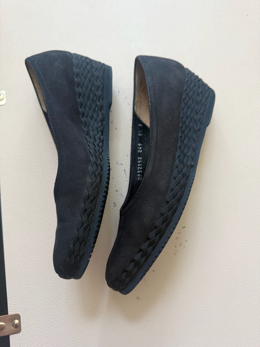 Vintage Salvatore Ferragamo Black Suede Wedge Shoes – Size 5 ½ – DP321152 3
