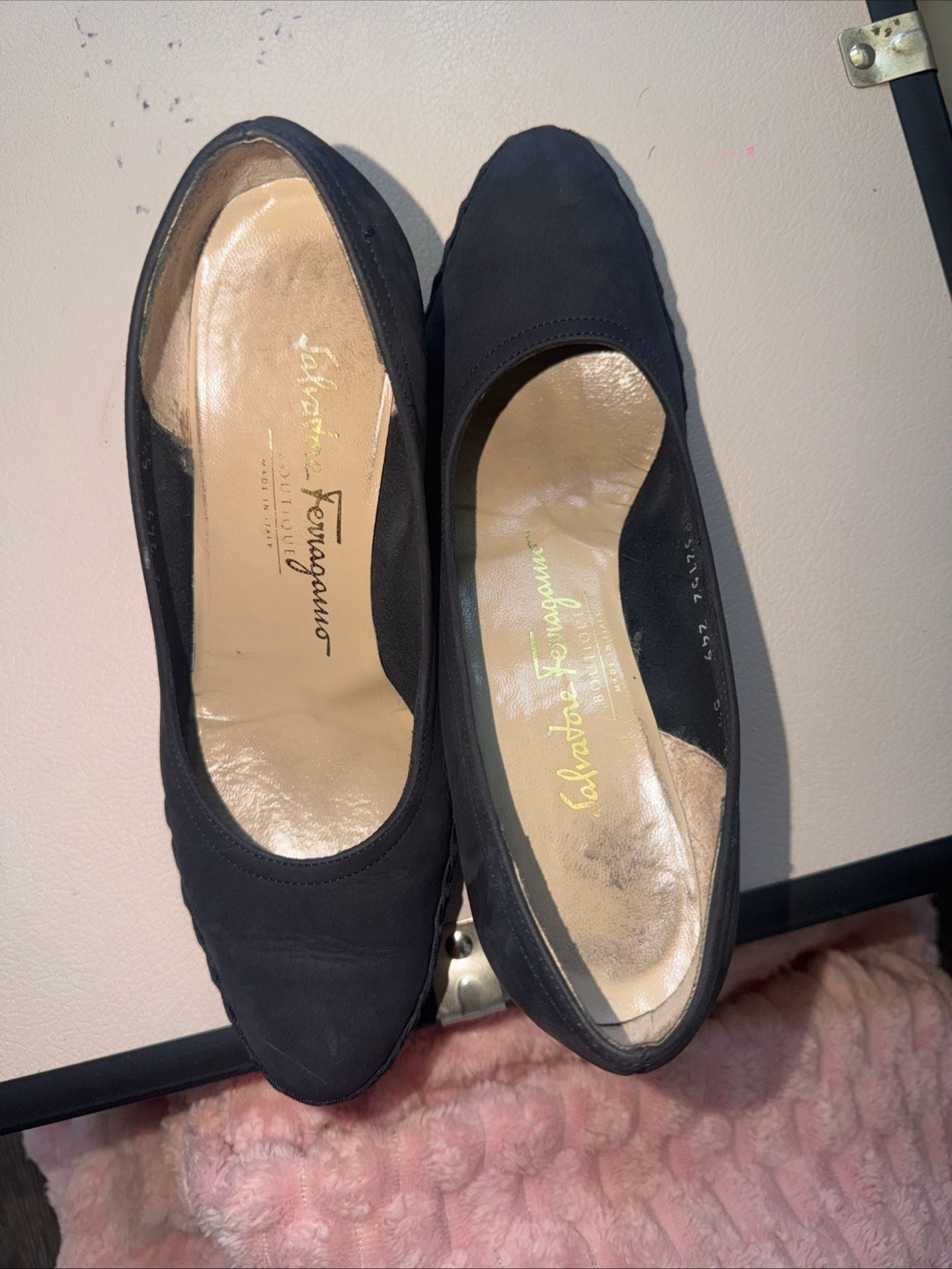 Vintage Salvatore Ferragamo Black Suede Wedge Shoes – Size 5 ½ – DP321152 5
