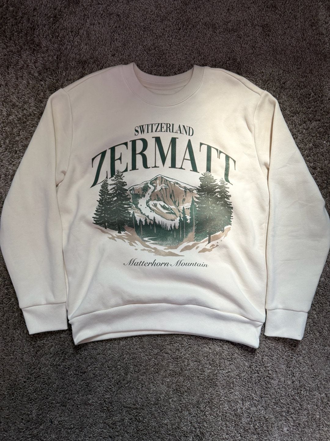 Hollister Men’s Cream Zermatt Switzerland Graphic Sweatshirt Size XS 2