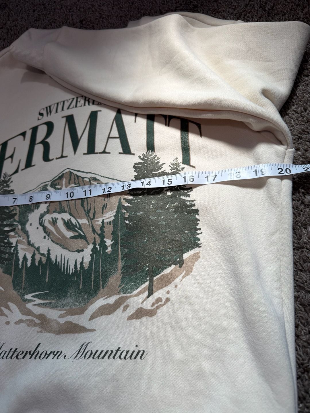 Hollister Men’s Cream Zermatt Switzerland Graphic Sweatshirt Size XS 4