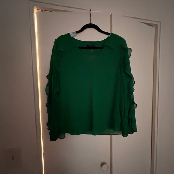 1.STATE Women's Kelly Green V-Neck Ruffle Sleeve Blouse