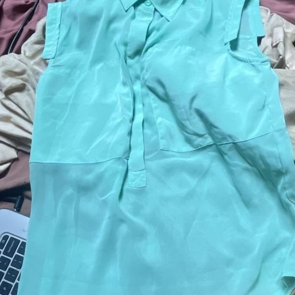 Princess Vera Wang Mint Green Sleeveless Button-Up Blouse