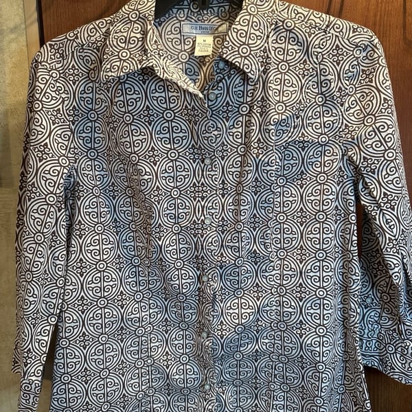 G.H. Bass & Co. Women's Stretch Brown and White Geometric Print Button-Down Shirt