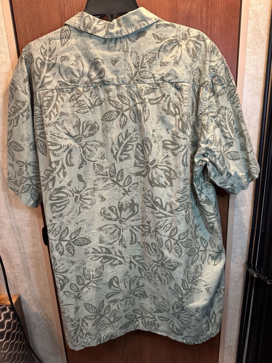 Columbia Sportswear Company Men's Tropical Leaf Print Short Sleeve Button-Down Shirt Sage Green 1