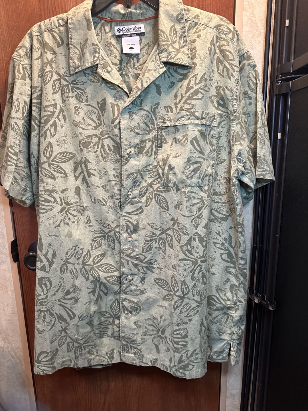 Columbia Sportswear Company Men's Tropical Leaf Print Short Sleeve Button-Down Shirt Sage Green 2